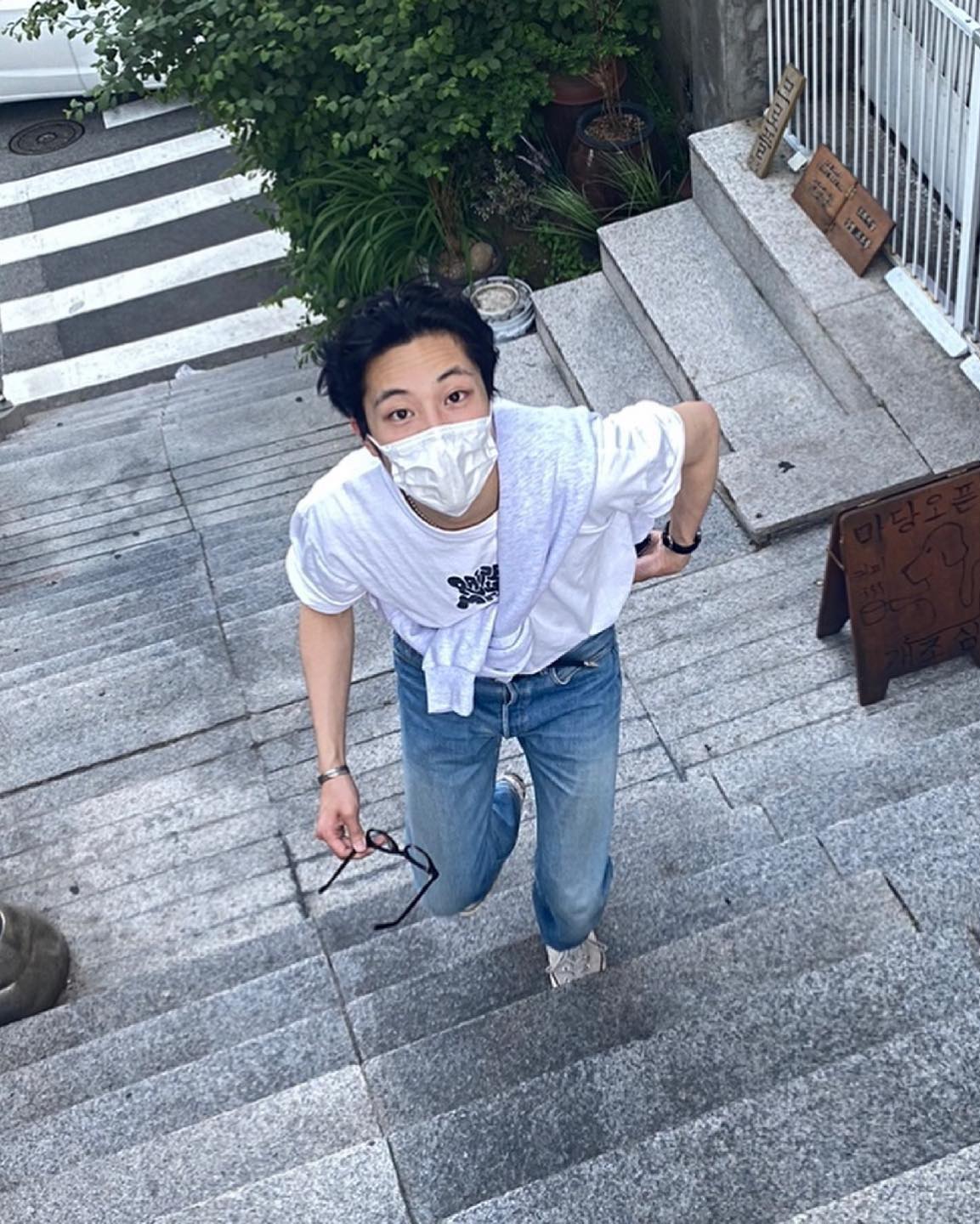 흰티에 청바지?👖여름 교과서지 이미지