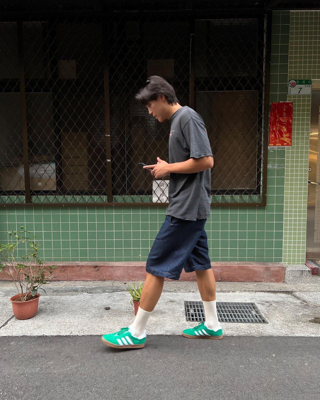 무채색 말고 컬러 삼선도 챙겨🪩 이미지