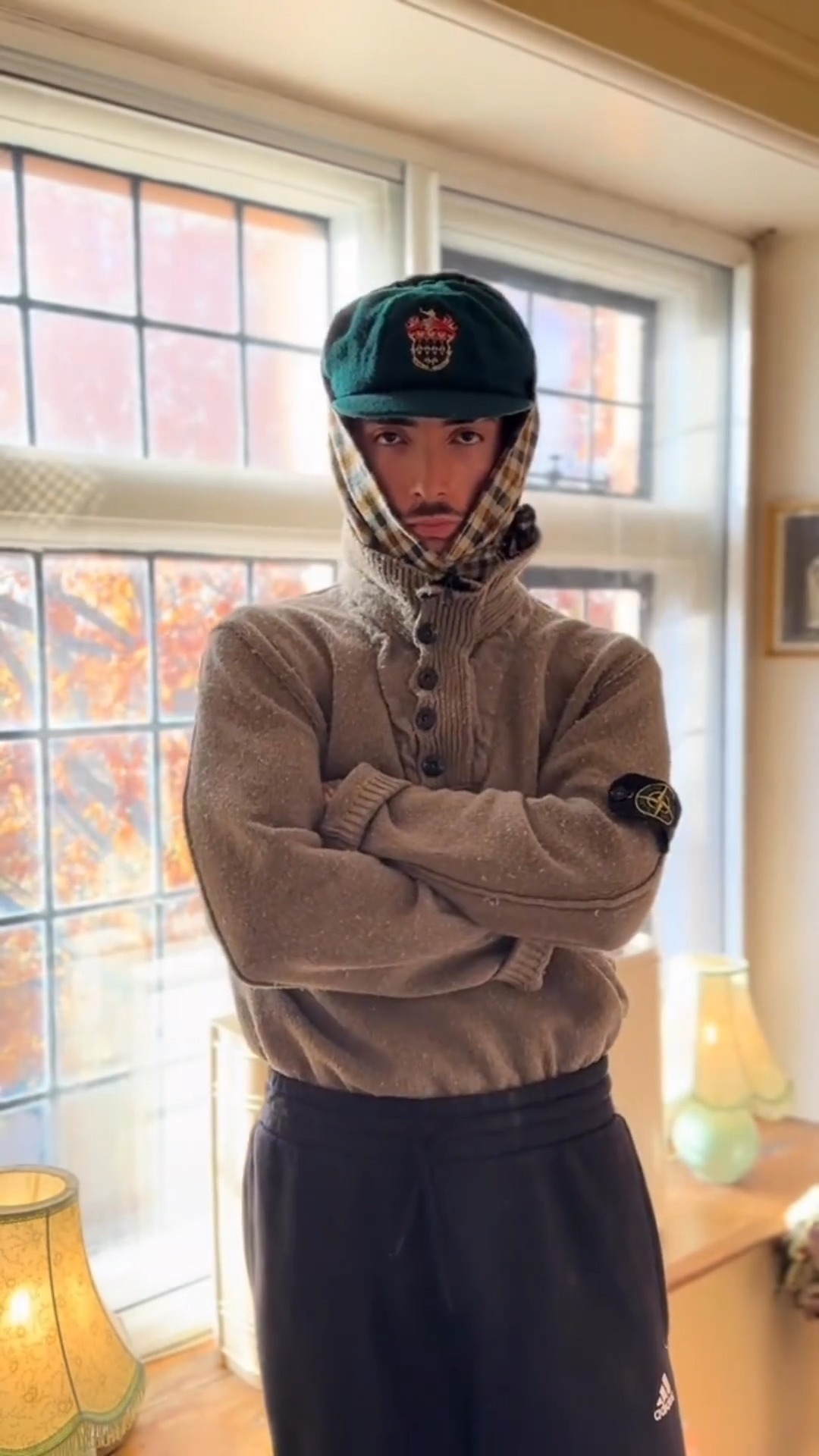 눈 내리는 추운 날엔 스카프를 머리까지🧣❄️ 이미지