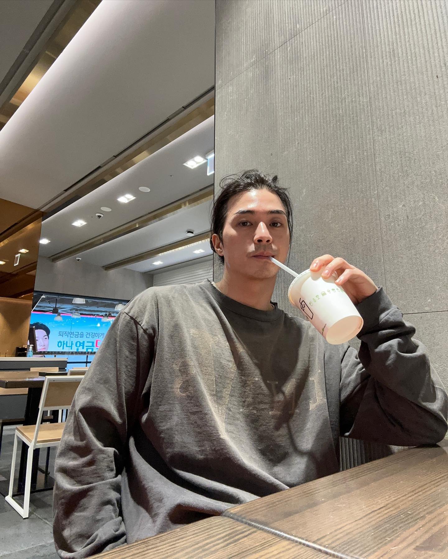 김지훈 보고 장발 묶음머리했다가 여자친구한테 차임😭🤦‍♂️ 이미지