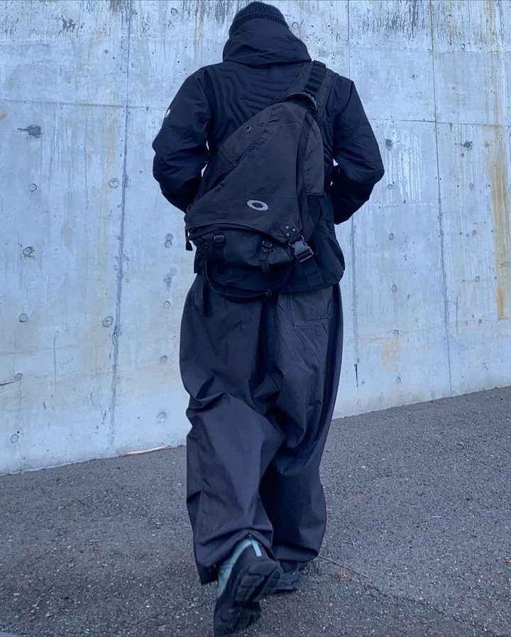 오클리 백으로 보는 퓨쳐리즘🤖 이미지"