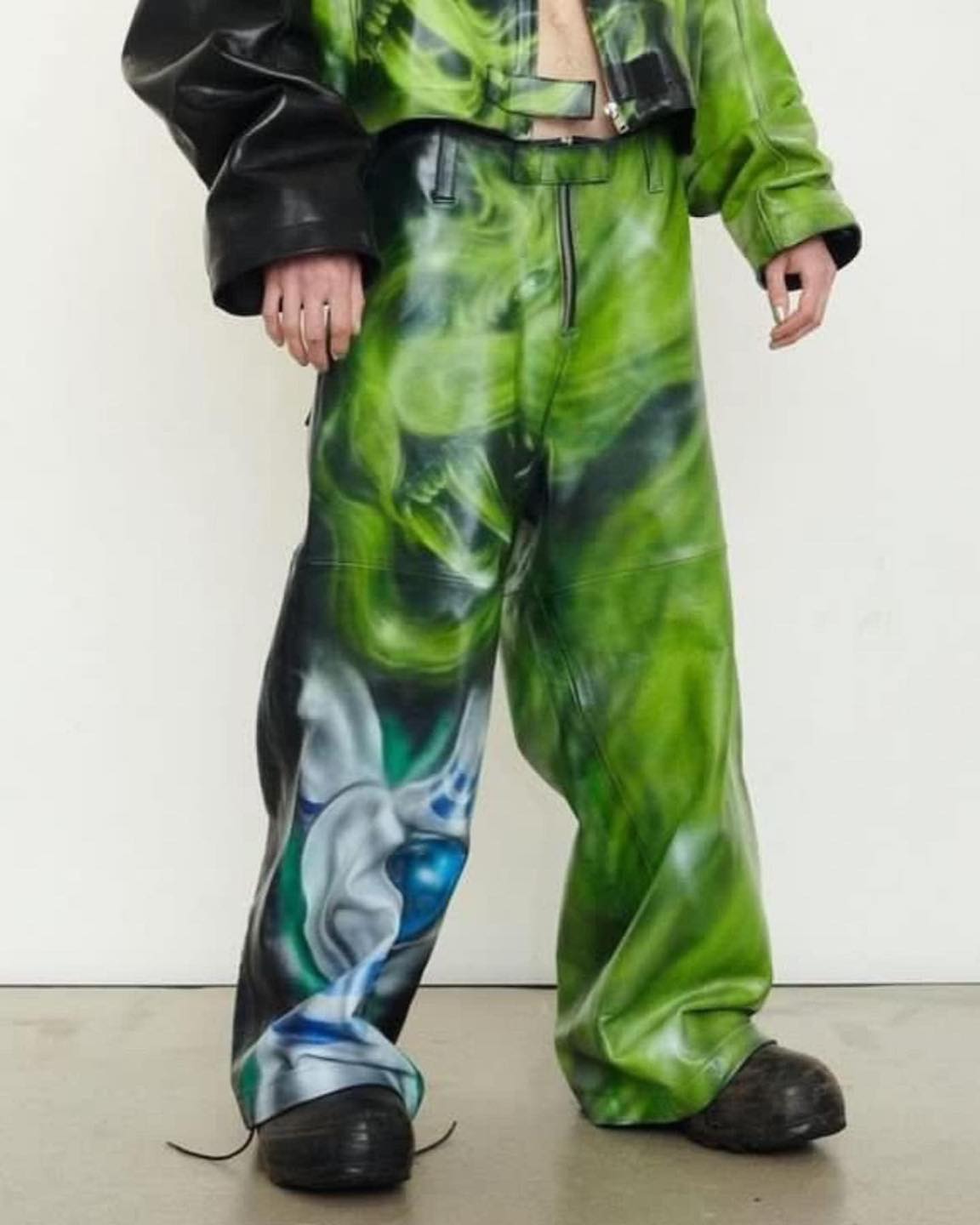 화려한 팬츠로 시선 몰빵👀 이미지