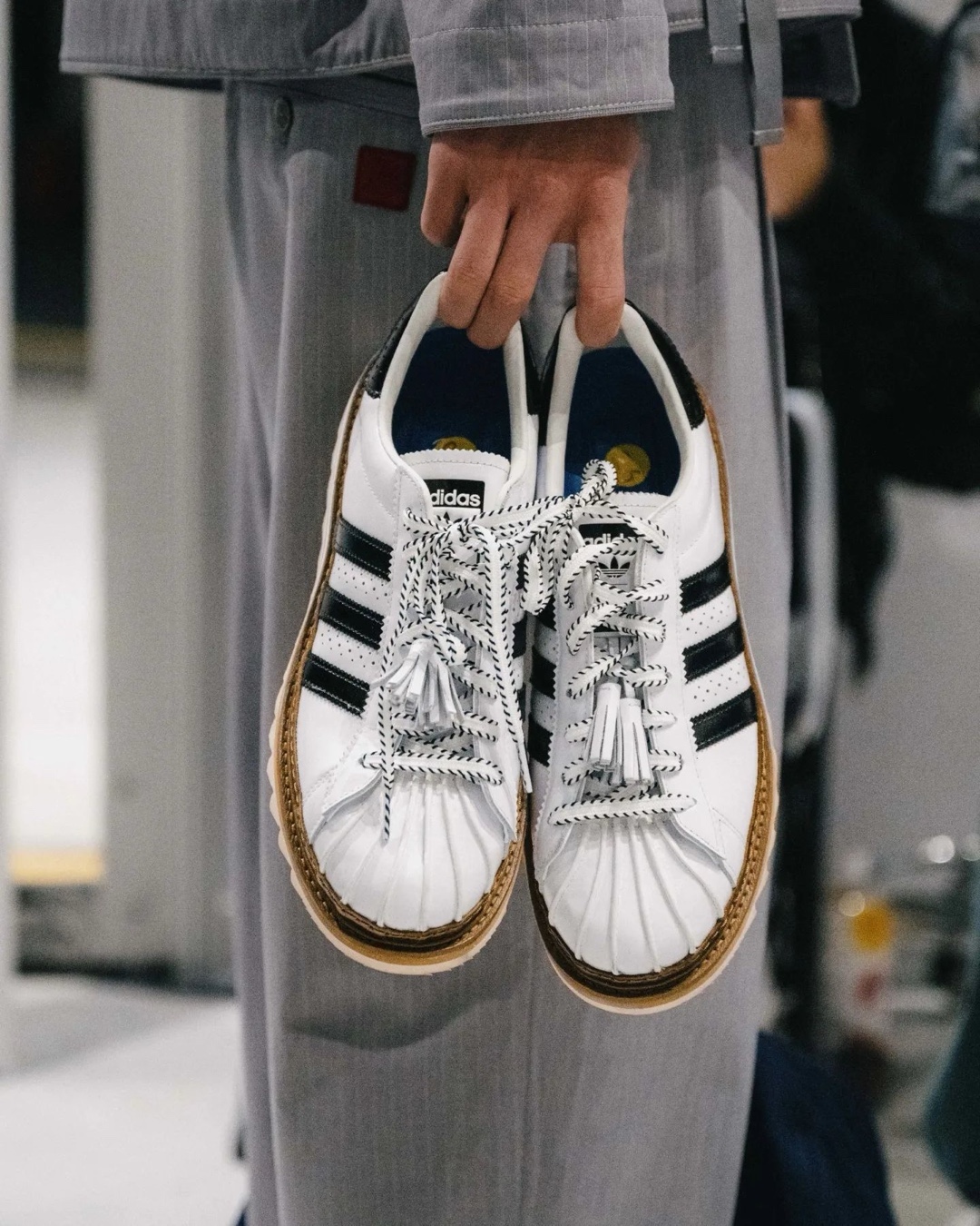 아디다스의 유행은 2024년에도🔥​
올해를 빛낼 아디다스 협업 스니커즈 발매 예정 모음집📸​
​
1-3. 클랏 x 아디다스​
​
4-6. 송포더뮤트 x 아디다스​
​
7-9. 레이브럼 런던 x 아디다스​ 이미지