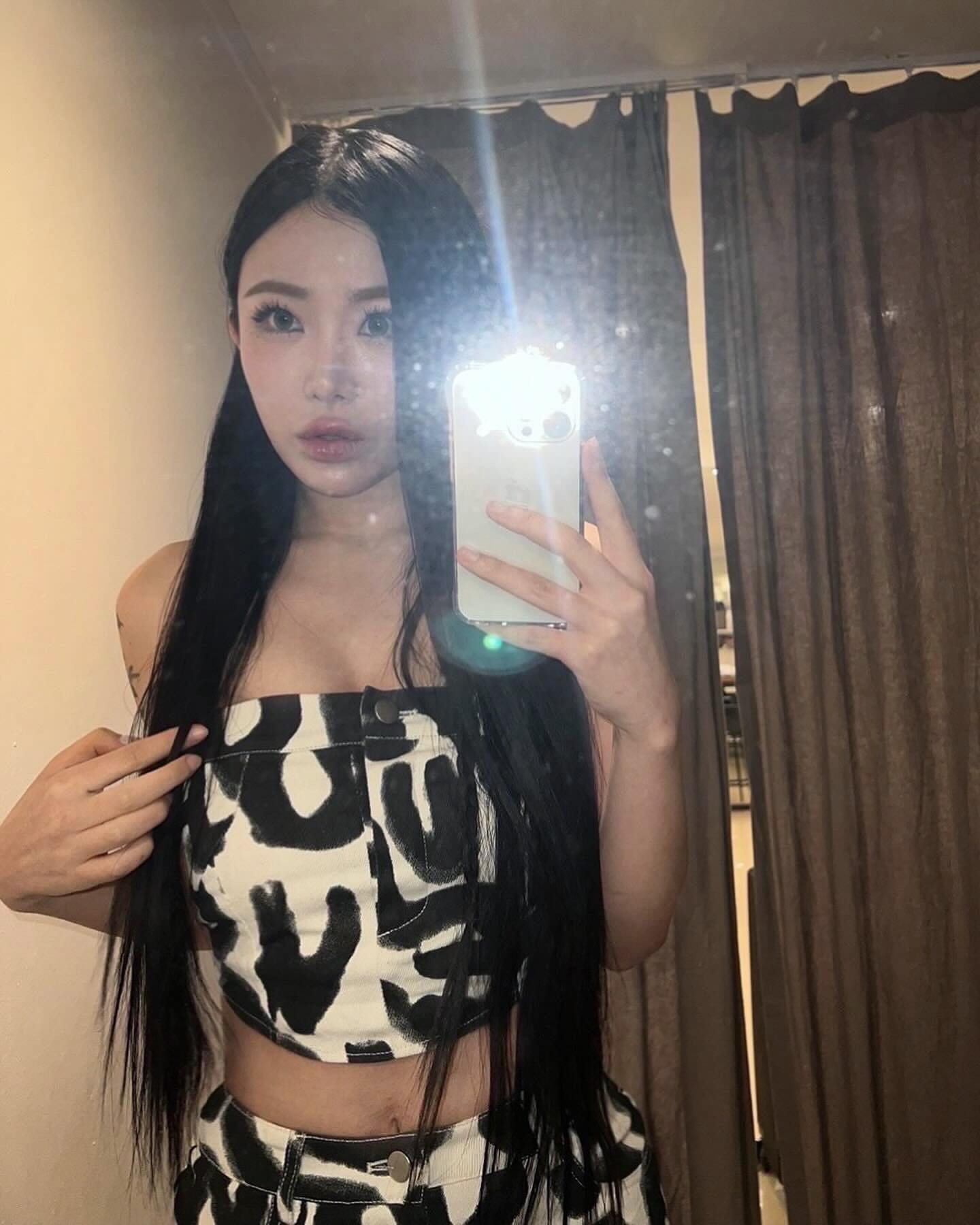 요즘 핫한 국내 여성 래퍼들💄🥀흔하지 않은 국힙판 여자래퍼🪭

1 + 2 + 3. 카모 CAMO
502 레이블 소속의 래퍼 카모는 이국적인 사운드가 특징입니다. 그녀의 랩네임은 캐쉬(CAsh)와 머니(MOney)의 앞 글자를 따서 만든 이름이죠. 카모는 2020년 데뷔해 Life is wet이라는 곡으로 빠르게 인지도를 높여 사이먼 도미닉의 샤라웃을 받고 함께 Wifey라는 곡을 발매하기도 했는데요. 작년에는 피식쇼에 출연하기도 하며 현시점 가장 핫한 여성 래퍼 중 한 명으로 평가받고 있습니다.

4 + 5 + 6. 치오 치카노 CHIO CHICANO
치오 치카노는 최근 이달의 소녀 김립을 닮은 것으로 큰 이슈를 끌고 있는 래퍼입니다. 전 직업은 헬스 트레이너였던 그녀는 저지 드릴 장르에 빠른 랩을 뱉는 것이 특징이죠. 누가 봐도 교포가 아닐까 의심스럽지만, 완전히 토종 한국인으로 자신을 “완전 된장찌개 먹고 자란 딸내미”라고 표현해 웃음을 자아내기도 했습니다.

7 + 8 + 9. 로지 바비 Rosy Barbie
로지 바비는 최근 여러 유명 래퍼와 함께 작업을 해 주목받고 있는 핫루키입니다. 영앤리치가 주최하는 래퍼 서바이벌 오디션 프로그램인 드랍 더 비트에 처음 참가해 이름을 알렸고, 딩고 프리스타일의 라이징 벌스 등 여러 프로그램에도 등장해 이목을 끌었죠. 지금은 중퇴했지만, 건국대학교 경영학과에 다녔다는 반전 매력을 보이기도 했습니다. 이미지7