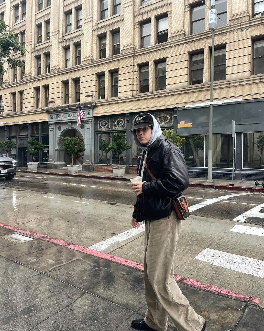 레더자켓과 후디는 찰떡궁합🛠️ 이미지