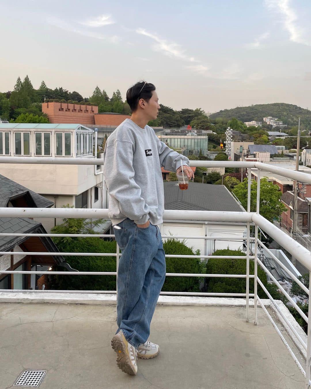 뭐 입을지 모르겠음 회색맨투맨👽 이미지