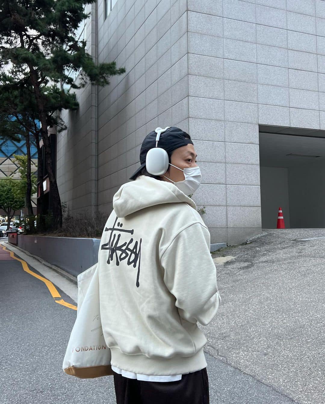 후드에 흰 티는 필수 조합🕸️ 이미지9