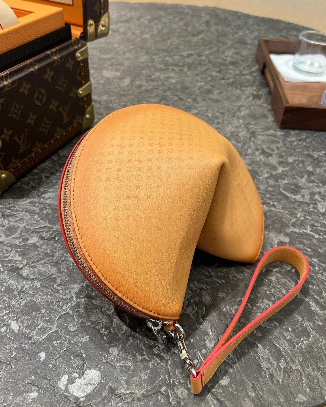 안깨지게 다뤄야할 LV포춘쿠키백😋 이미지