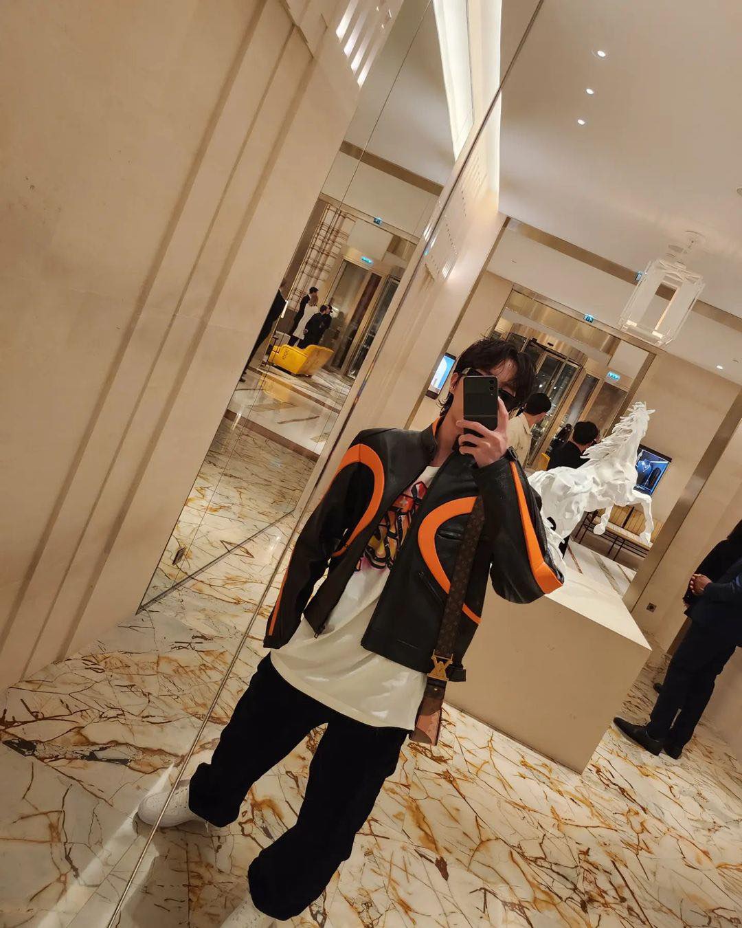 유쾌한 제이홉 스타일링 참고🕺🏻 이미지"