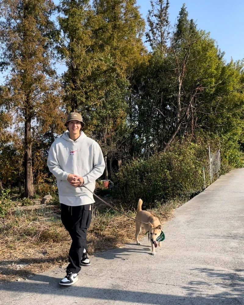 회색 후드의 단짝 흰 티셔츠👻 이미지2