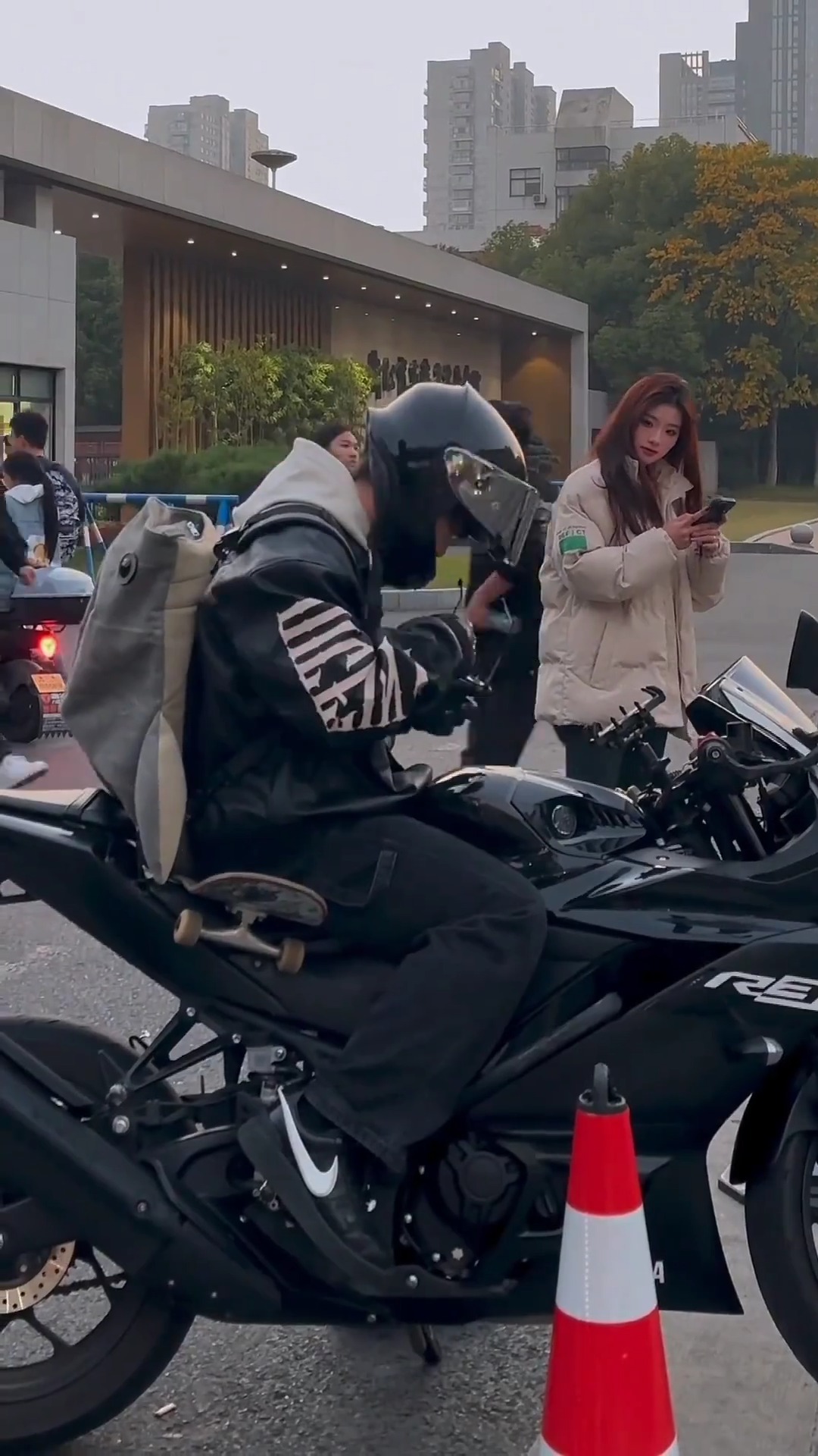 스케이트보드와 바이크 조합은 못 참지🛹🏍️ 이미지