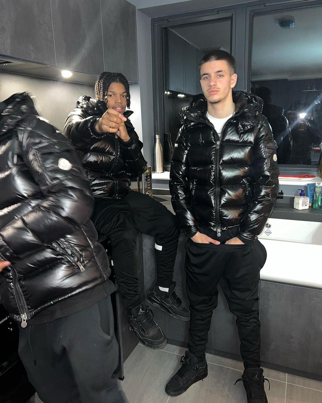 번쩍이는 유광패딩의 매력속으로⚡️ 이미지