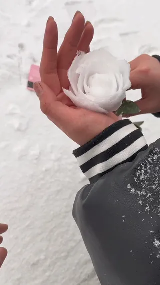 눈으로 장미꽃 만들기❄️🌹올해는 눈오리 말고 눈장미 이미지