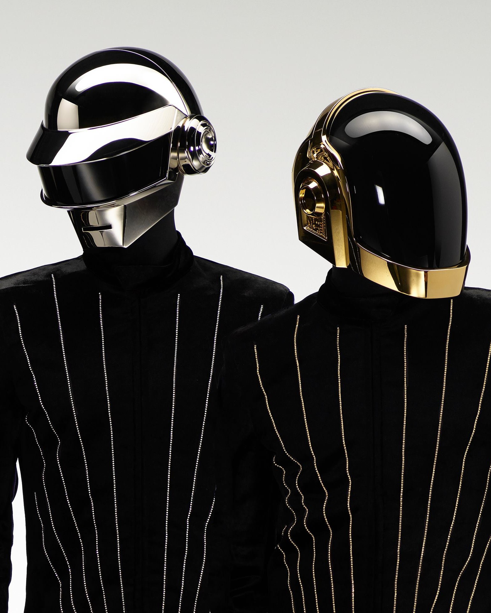 다프트 펑크가 돌아온다🎸🪩

지난 2021년 해체한 다프트 펑크가 새 앨범을 준비 중이라는 루머입니다. 다프트 펑크의 세션 드러머로 활동한 퀸 스미스는 최근 'alt.news 26:46' 와 함께한 인터뷰에서 다프트 펑크가 아직 공개하지 않은 다섯 번째 정규 앨범이 존재하며, 현재 작업 중이라고 들었음을 밝혔는데요. 과연 11년 만에 이들이 새로운 정규 앨범으로 돌아오게 될까요?🎙️ 이미지