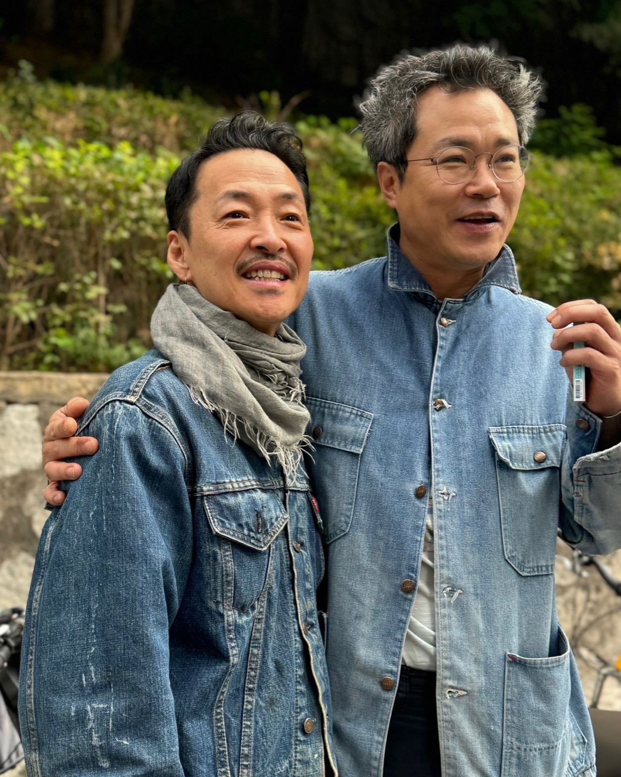 배우이자 화가, 음악가👨‍🎨🖼️진정한 종합예술인 백현진🎬

모범택시의 회장님, 무빙의 진천 등 개성 있는 연기로 호평을 받는 백현진 배우. 사실 그는 연기 이외에도 여러 분야에서 활동하는 종합예술인입니다. 화가와 설치미술가로서 여러 차례 개인전을 열기도 하고, 밴드나 솔로로 여러 앨범을 발매하기도 했죠. 실제로 과거 자우림의 ‘나는 가수다’ 무대에 초대 가수로 참여한 적도 있고, 네이버 온스테이지에서 그의 라이브 공연 영상을 볼 수도 있어요. 미적인 감각이 뛰어난 만큼 일상 패션 감각도 굉장히 주목받고 있는 백현진. 예술가들의 예술가로 불리는 그의 패션을 확인해보세요📸 이미지6