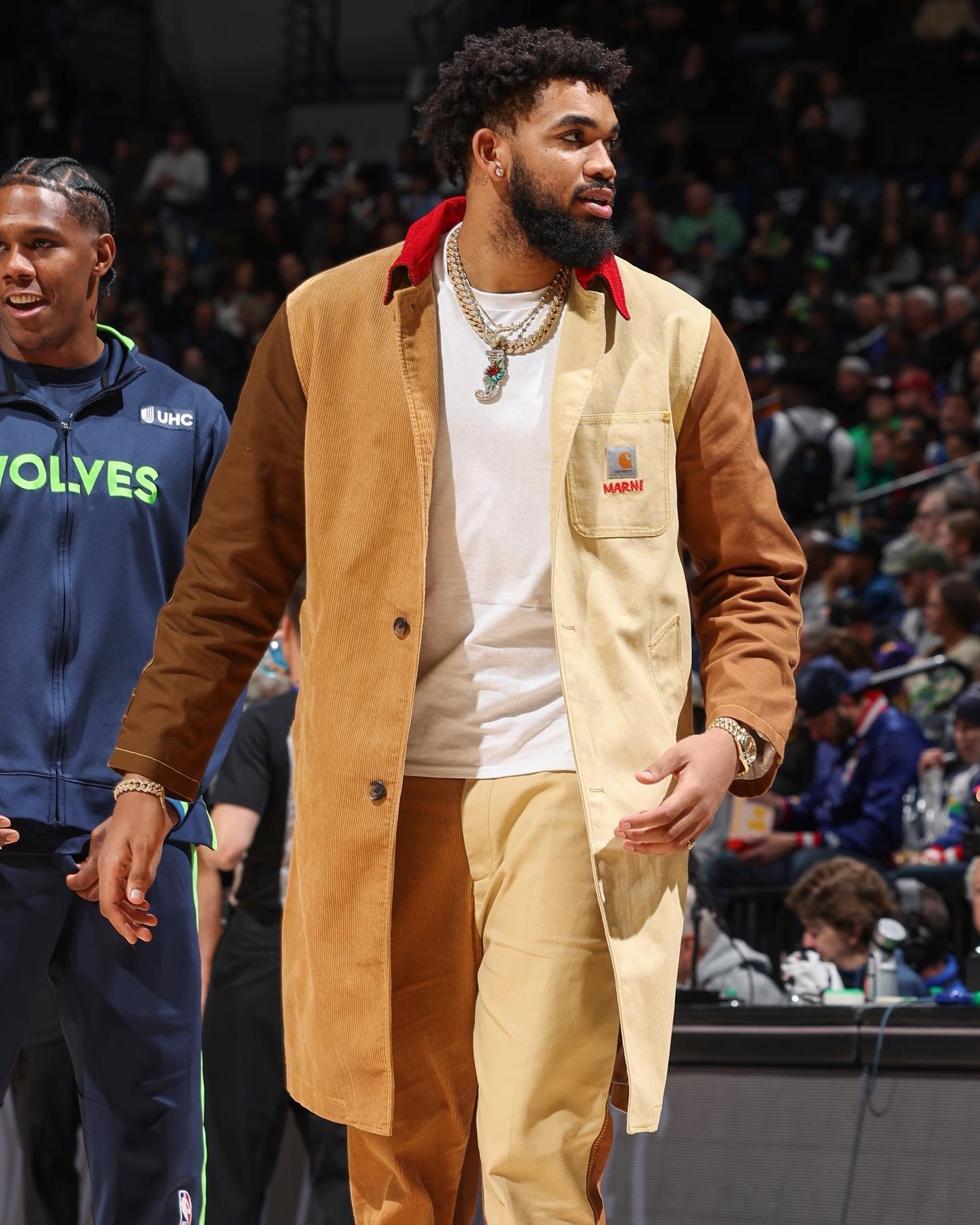 작년에 이어 올해도 핫한 브랜드👍🏻🐻칼하트 WIP은 작년에 어떤 브랜드와 협업했을까?🤔

워크웨어 트렌드를 선도하는 브랜드를 꼽자면 단연 칼하트죠. 작년 한 해 동안 엄청난 상승곡선을 그린 칼하트는 그 인기를 실감하듯 정말 많은 브랜드와 협업 컬렉션을 출시했었는데요. 유명 셀럽들이 입은 협업 아이템들을 슬라이드로 확인해보세요📸

1 + 2. IAB Studio x Carhartt WIP
본인의 브랜드인 아이앱 스튜디오와 협업한 스웻셔츠를 입고 있는 빈지노와 디트로이트 자켓을 입고 있는 스테파니 미초바입니다. 산다라박은 해당 협업 컬렉션 중 초어 코트를 입기도 했죠.

3. Sacai x Carhartt WIP
지드래곤은 사카이와 칼하트 WIP 협업 캔버스 MA-1 디트로이트 재킷을 입은 모습이 포착됐습니다. 해당 제품은 여성 제품인데도 멋지게 소화한 모습을 볼 수 있죠.

4 + 5. Marni x Carhartt WIP
NBA 농구선수들이 마르니와 칼하트 WIP의 협업 제품을 입은 모습도 화제가 되었습니다. 미네소타 팀버울브스 소속의 센터인 칼앤서니 타운스는 협업 블록 코트를, 브루클린 네츠 소속의 로이스 오닐은 마르니의 시그니처 플라워 프린팅을 더한 워크웨어 수트를 입었죠.

6. INVINCIBLE x Carhartt WIP
대만의 편집숍 브랜드 인빈시블의 15주년을 기념한 칼하트 WIP 협업 재킷을 입은 전 빔즈 디렉터 나카다 신스케입니다. 나카다 신스케는 해당 제품을 직접 디자인하기도 했죠.

7. Awake NY x Carhartt WIP
슈프림의 디렉터 출신인 안젤로 바크의 브랜드 어웨이크 NY과 칼하트 WIP의 협업 컬렉션은 미국의 레전드 래퍼인 라킴이 입어 화제가 되기도 했습니다.

8. New Balance x Carhartt WIP
신발 카테고리에서도 협업은 이어졌습니다. 뉴발란스와 협업하여 MADE in USA 라인으로 출시한 뉴발란스 996v6 모델은 출시와 동시에 품절되었죠. 이미지4