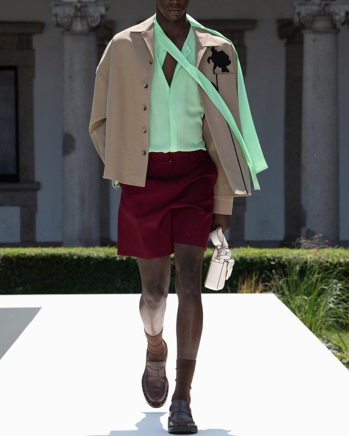 새삼 힙해진 발렌티노💐 이미지