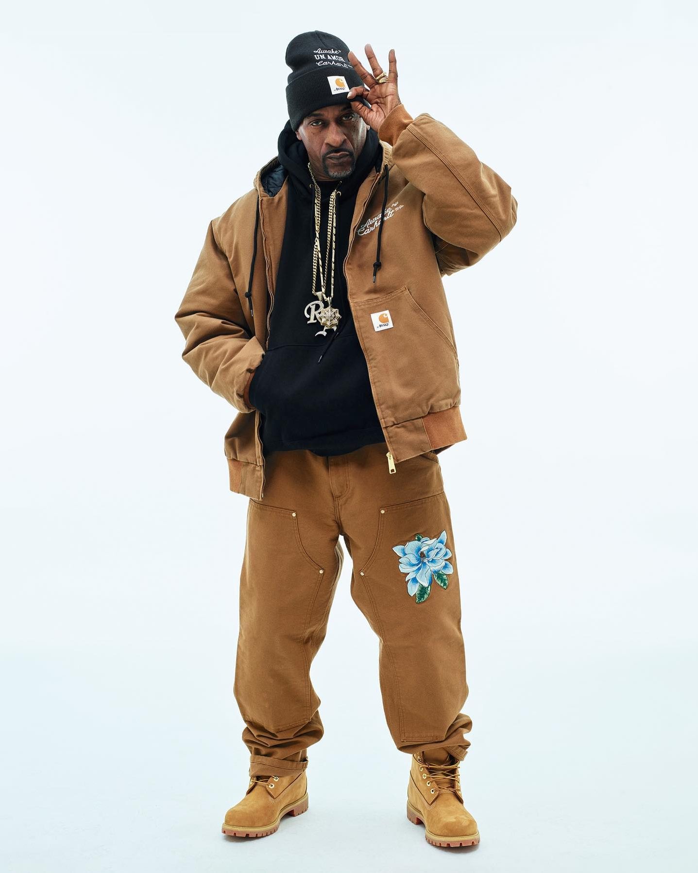 작년에 이어 올해도 핫한 브랜드👍🏻🐻칼하트 WIP은 작년에 어떤 브랜드와 협업했을까?🤔

워크웨어 트렌드를 선도하는 브랜드를 꼽자면 단연 칼하트죠. 작년 한 해 동안 엄청난 상승곡선을 그린 칼하트는 그 인기를 실감하듯 정말 많은 브랜드와 협업 컬렉션을 출시했었는데요. 유명 셀럽들이 입은 협업 아이템들을 슬라이드로 확인해보세요📸

1 + 2. IAB Studio x Carhartt WIP
본인의 브랜드인 아이앱 스튜디오와 협업한 스웻셔츠를 입고 있는 빈지노와 디트로이트 자켓을 입고 있는 스테파니 미초바입니다. 산다라박은 해당 협업 컬렉션 중 초어 코트를 입기도 했죠.

3. Sacai x Carhartt WIP
지드래곤은 사카이와 칼하트 WIP 협업 캔버스 MA-1 디트로이트 재킷을 입은 모습이 포착됐습니다. 해당 제품은 여성 제품인데도 멋지게 소화한 모습을 볼 수 있죠.

4 + 5. Marni x Carhartt WIP
NBA 농구선수들이 마르니와 칼하트 WIP의 협업 제품을 입은 모습도 화제가 되었습니다. 미네소타 팀버울브스 소속의 센터인 칼앤서니 타운스는 협업 블록 코트를, 브루클린 네츠 소속의 로이스 오닐은 마르니의 시그니처 플라워 프린팅을 더한 워크웨어 수트를 입었죠.

6. INVINCIBLE x Carhartt WIP
대만의 편집숍 브랜드 인빈시블의 15주년을 기념한 칼하트 WIP 협업 재킷을 입은 전 빔즈 디렉터 나카다 신스케입니다. 나카다 신스케는 해당 제품을 직접 디자인하기도 했죠.

7. Awake NY x Carhartt WIP
슈프림의 디렉터 출신인 안젤로 바크의 브랜드 어웨이크 NY과 칼하트 WIP의 협업 컬렉션은 미국의 레전드 래퍼인 라킴이 입어 화제가 되기도 했습니다.

8. New Balance x Carhartt WIP
신발 카테고리에서도 협업은 이어졌습니다. 뉴발란스와 협업하여 MADE in USA 라인으로 출시한 뉴발란스 996v6 모델은 출시와 동시에 품절되었죠. 이미지7