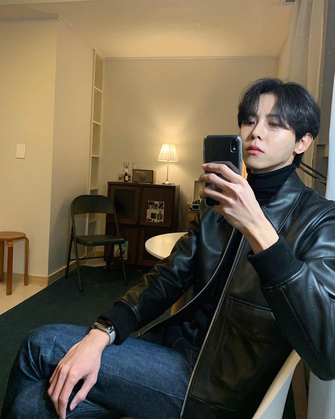 남성미 강조하는 검정 목폴라🧔🏻‍♂️ 이미지