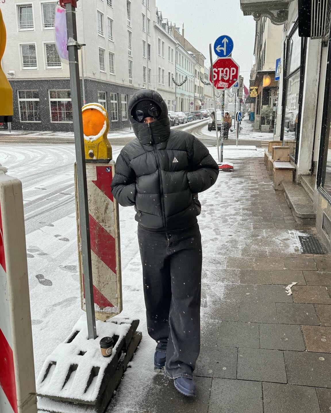 패딩에 후드 안 달리면 안 삼💸 이미지