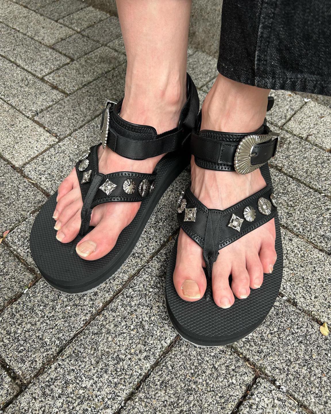 올 여름 샌들에 힘 좀 줘볼까✨ 이미지