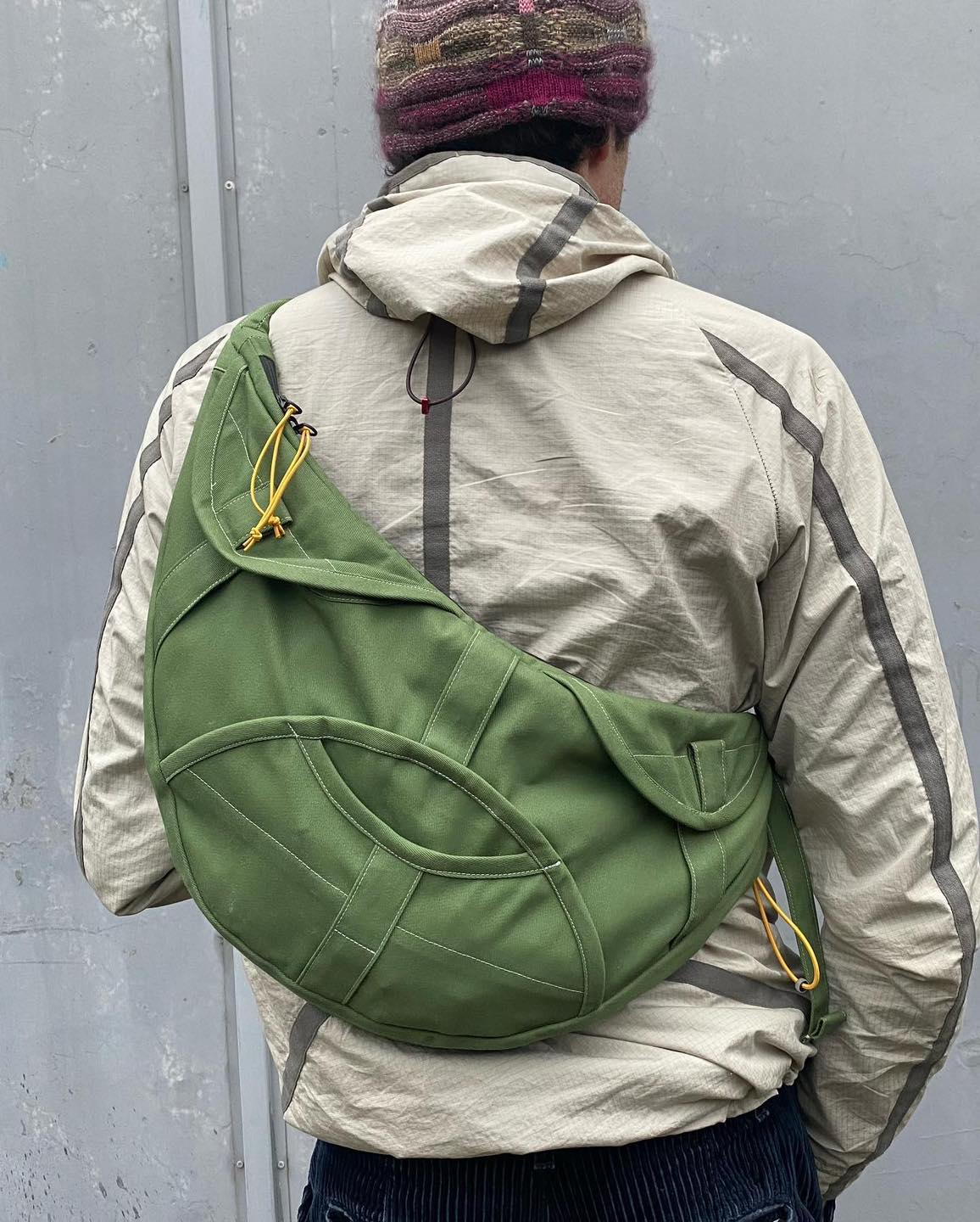 안정감 있는 큼직한 크로스백👀 이미지