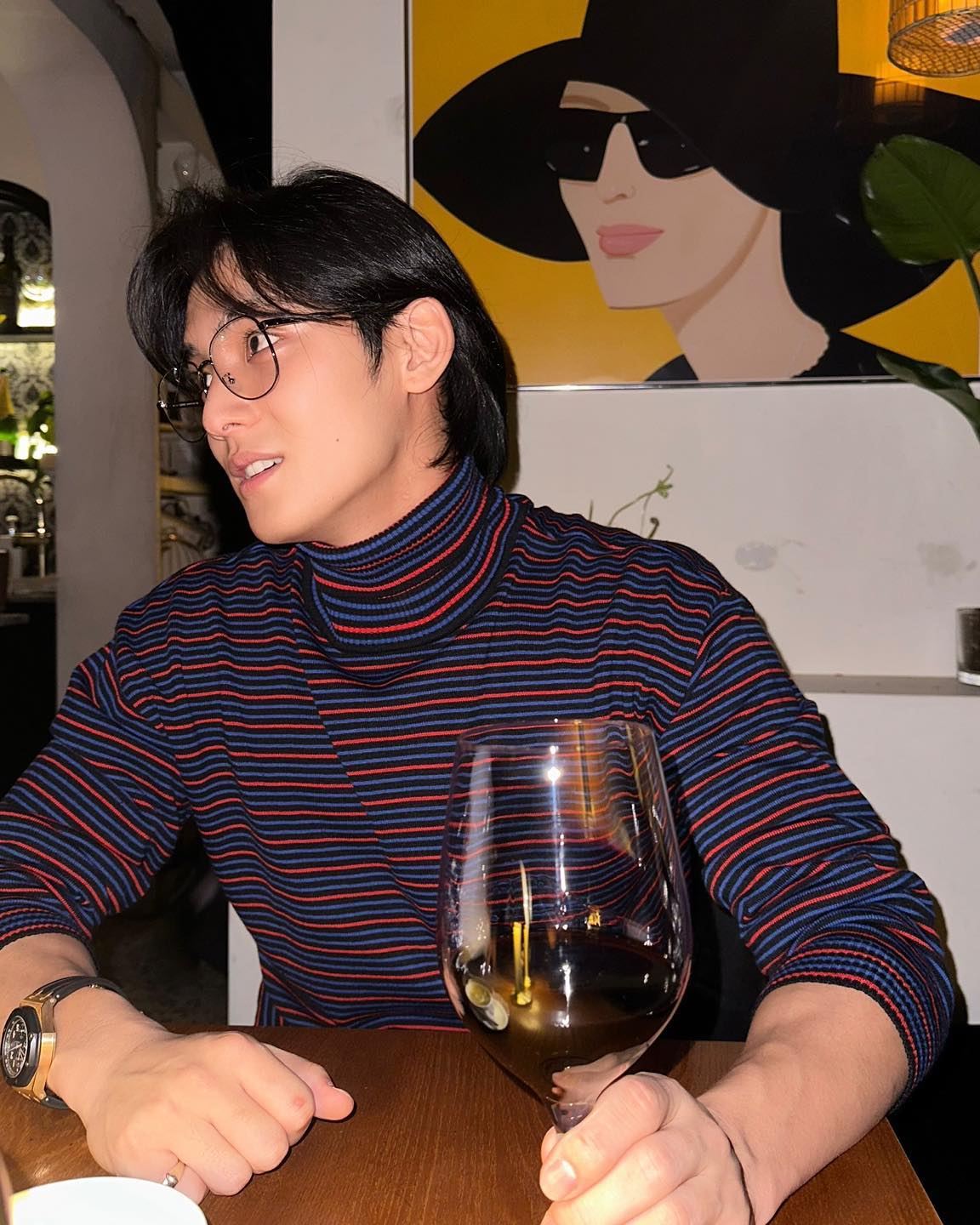 요새는 안경 쓰는 게 트렌드🤓 이미지