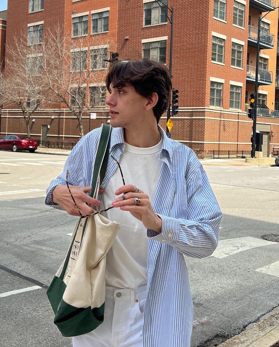 가방 하나씩 길게 메자🦾 이미지