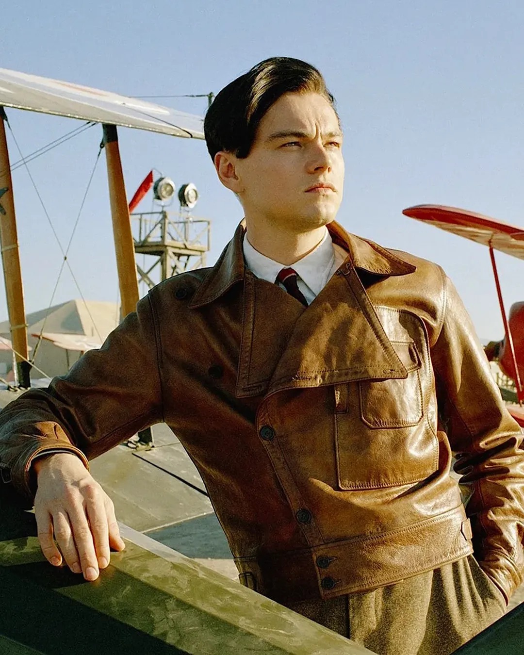 역사상 최강의 꽃미남, 레오나르도 디카프리오의 리즈시절💫🥀

4살 무렵부터 CF에 출연하며 연기를 시작해 ‘타이타닉’, ‘인셉션’, ‘레버넌트’ 등 수많은 할리우드 대표작을 가진 슈퍼스타 레오나르도 디카프리오. 특히, ‘타이타닉’은 개봉한지 25년이 넘은 지금까지도 박스오피스 순위 4위에 들 정도로 세기의 걸작이라는 평을 들으며 디카프리오를 세계 최고의 인기스타 자리에 오르게 했죠. 물론 그 이후로도 꾸준히 뛰어난 연기력을 보이며 2016년 ‘레버넌트’로 아카데미 남우주연상을 수상하고, 지금은 명실상부한 할리우드 티켓 파워 1위의 배우 면모를 보여주고 있습니다🎬

최근에는 입금 전과 후가 다른 모습으로 종종 웃음거리가 되는 레오나르도 디카프리오. 하지만 누구라도 디카프리오의 리즈 시절 외모를 보면 절대 비웃지 못할 텐데요. 톰 크루즈, 브래드 피트와 함께 90년대 할리우드 3대 미남으로 불렸던 디카프리오의 리즈 시절 모습을 확인해 보세요!

1 + 2. 로미오와 줄리엣(1996), 20th Century Fox

3. 토탈 이클립스(1995), New Line Cinema

4. 타이타닉(1997), 20th Century Fox

5. 캐치 미 이프 유 캔(2002), Dreamworks Pictures

6 + 7. 에비에이터(2004), Warner Bros.

8. 디파티드(2006), Warner Bros. 이미지7