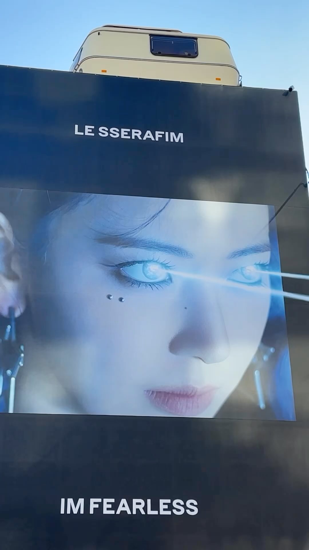 르세라핌 금호동 팝업🔥오늘 오픈
하나의 브랜드가 된 르세라핌🚗🏬머치도 보고 내일 @구경갈래?!

2월 16일인 오늘, 르세라핌 두 번째 단독 팝업 스토어가 금호동에 오픈했습니다. 이번 팝업에서는 르세라핌을 하나의 라이프스타일 브랜드로 경험하는 공간으로써 전시부터 머치 공간까지 다양한 볼거리와 즐길거리가 준비되어 있는데요. 지하 1층에서는 앨범 테마 가든과 함께 앨범 트레일러 영상을 즐길 수 있고, 지상 1층은 '머치 쇼룸'으로 꾸며져 멤버들이 착용한 브랜드 머치를 직접 입어보며 다양한 패션 아이템을 만나볼 수 있습니다. 또한, 자동차 라이프스타일 브랜드 '피치스’와 핸드폰 케이스 전문 브랜드 ‘케이스티파이’와의 협업 상품도 준비되어 있다고 하니 놓치지 마세요. ✔️

추가로, 오늘부터 내달 31일까지 아우프글렛 금호·성수·한남점에서 르세라핌의 미니 3집 <EASY>에서 영감 받은 디저트 5종과 음료 3종 메뉴를 선보인다고 하니 꼭 들러 보시길 추천합니다. 🧁

🏬르세라핌 팝업스토어
- 장소: 서울특별시 성동구 금호로3길 14 금호알베르
- 일정: 2/16(금) - 3/3(일) 이미지