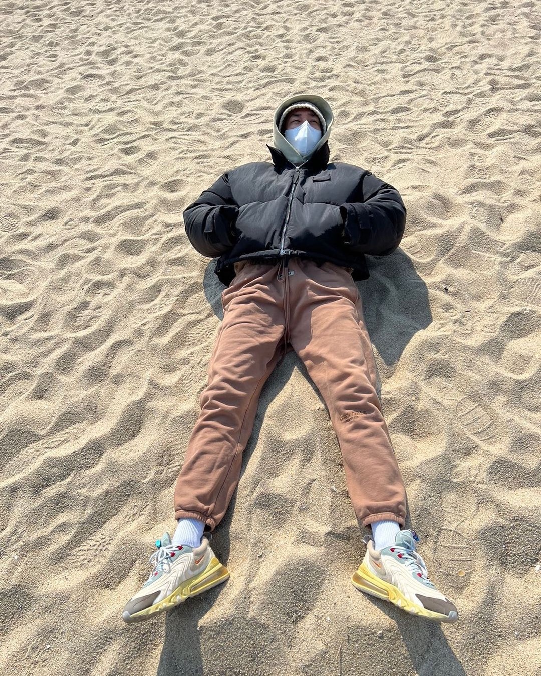 패딩은 블랙이지🥷🏿​ 이미지