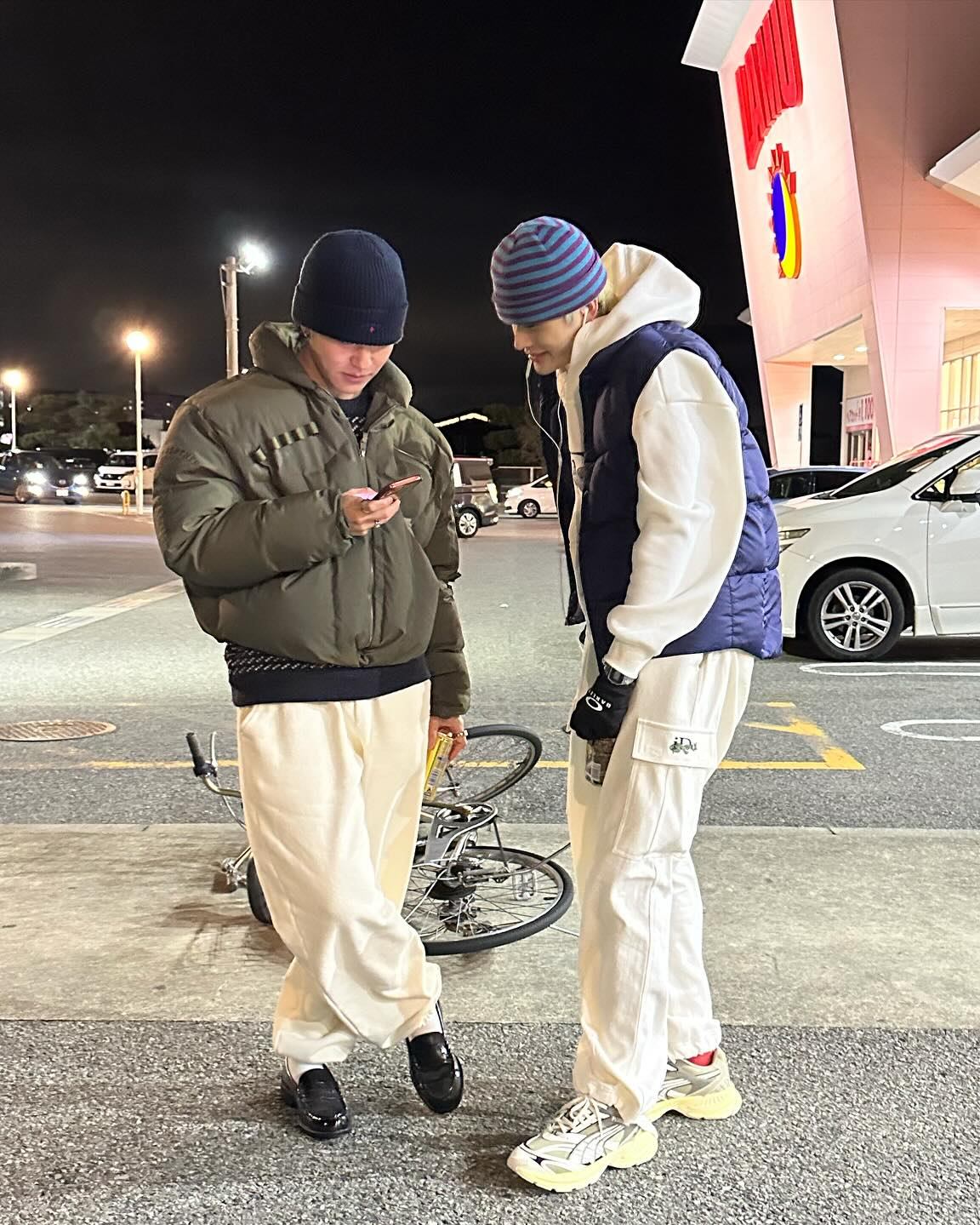 깔끔하게 흰바지입어야지🦷 이미지