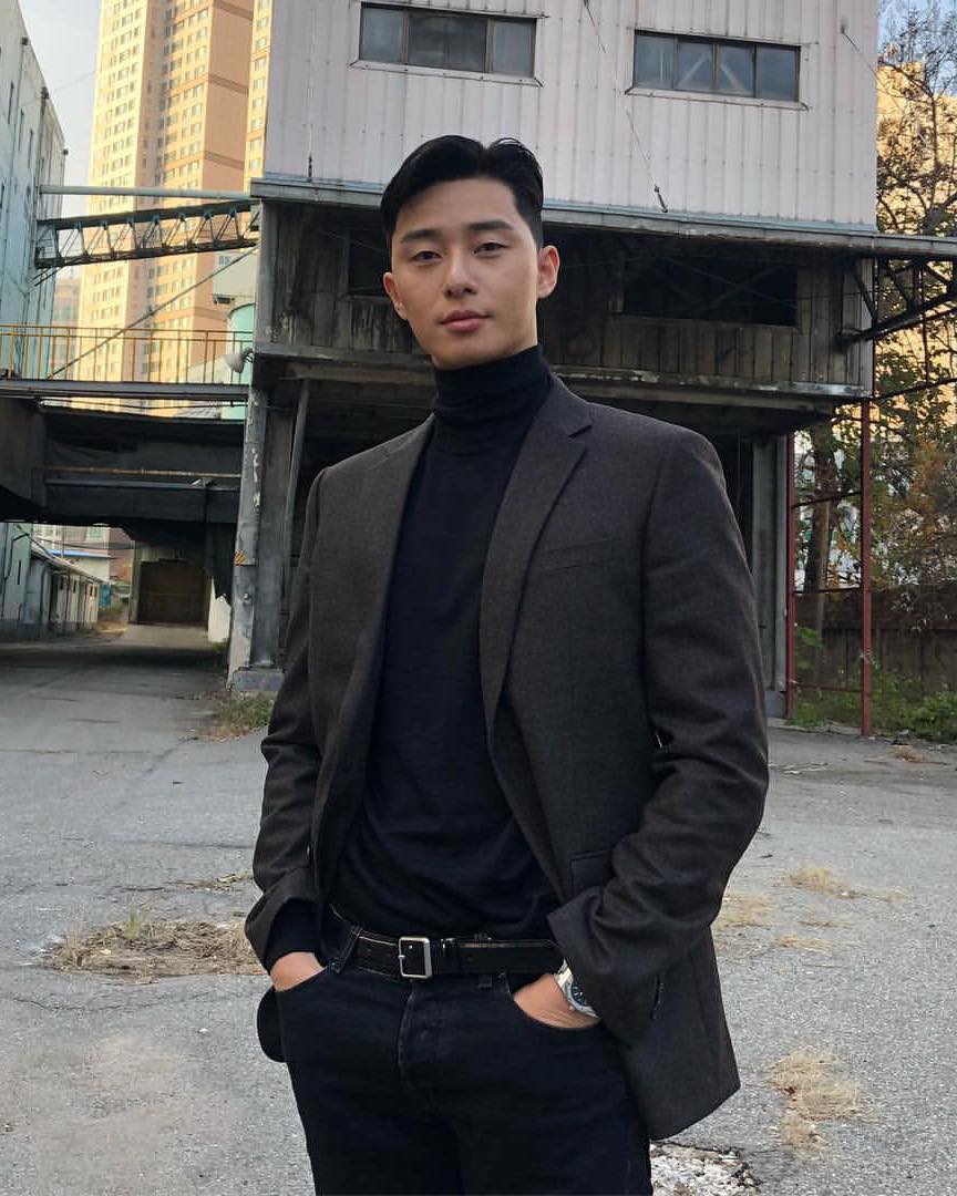 남성미 강조하는 검정 목폴라🧔🏻‍♂️ 이미지