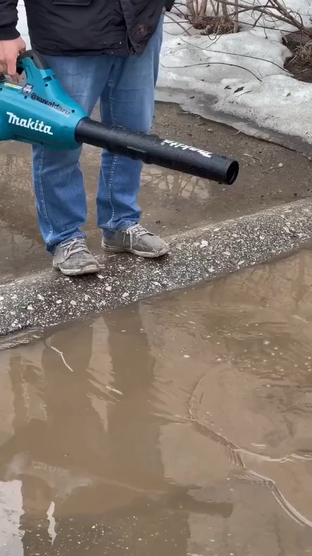 물웅덩이에서 신발을 지키는 꿀팁🍯👟 이미지