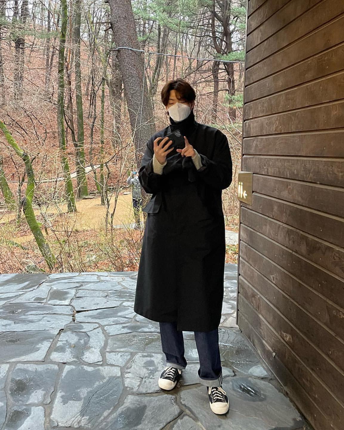 김우빈 코트 폼 미쳤다🧥💦 이미지