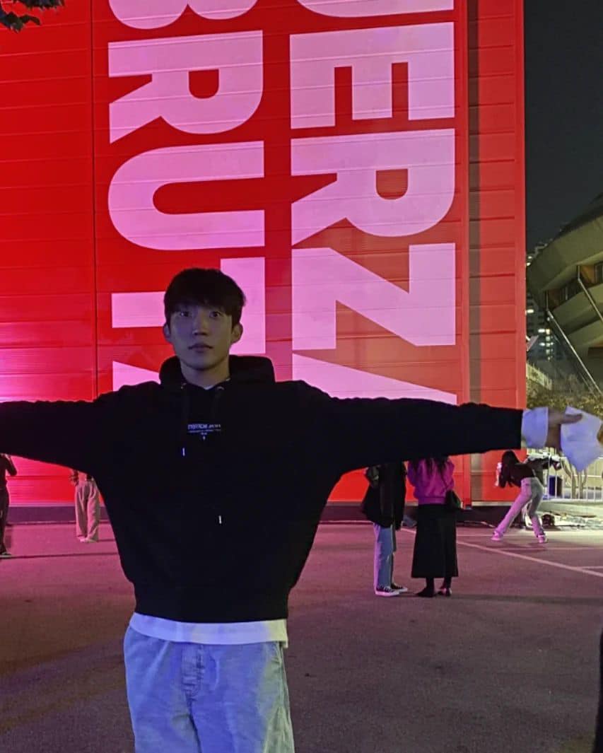 후드에 흰 티는 필수 조합🕸️ 이미지6