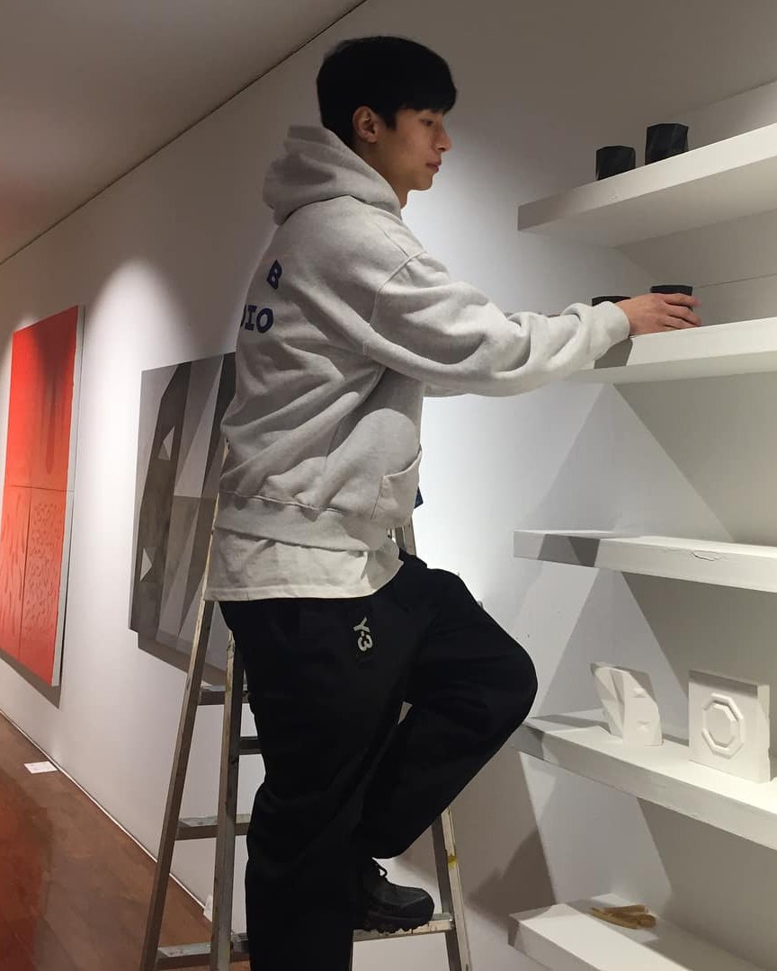 회색 후드의 단짝 흰 티셔츠👻 이미지