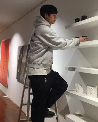 회색 후드의 단짝 흰 티셔츠👻 이미지