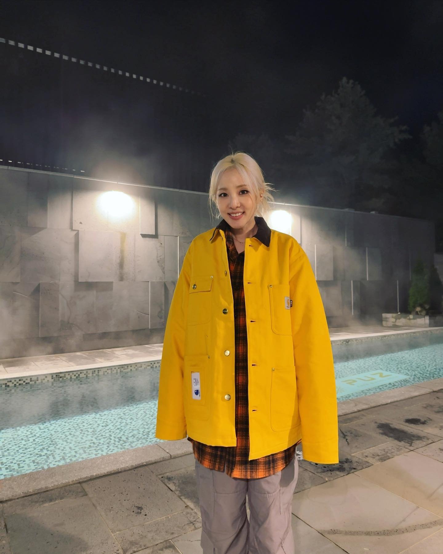 작년에 이어 올해도 핫한 브랜드👍🏻🐻칼하트 WIP은 작년에 어떤 브랜드와 협업했을까?🤔

워크웨어 트렌드를 선도하는 브랜드를 꼽자면 단연 칼하트죠. 작년 한 해 동안 엄청난 상승곡선을 그린 칼하트는 그 인기를 실감하듯 정말 많은 브랜드와 협업 컬렉션을 출시했었는데요. 유명 셀럽들이 입은 협업 아이템들을 슬라이드로 확인해보세요📸

1 + 2. IAB Studio x Carhartt WIP
본인의 브랜드인 아이앱 스튜디오와 협업한 스웻셔츠를 입고 있는 빈지노와 디트로이트 자켓을 입고 있는 스테파니 미초바입니다. 산다라박은 해당 협업 컬렉션 중 초어 코트를 입기도 했죠.

3. Sacai x Carhartt WIP
지드래곤은 사카이와 칼하트 WIP 협업 캔버스 MA-1 디트로이트 재킷을 입은 모습이 포착됐습니다. 해당 제품은 여성 제품인데도 멋지게 소화한 모습을 볼 수 있죠.

4 + 5. Marni x Carhartt WIP
NBA 농구선수들이 마르니와 칼하트 WIP의 협업 제품을 입은 모습도 화제가 되었습니다. 미네소타 팀버울브스 소속의 센터인 칼앤서니 타운스는 협업 블록 코트를, 브루클린 네츠 소속의 로이스 오닐은 마르니의 시그니처 플라워 프린팅을 더한 워크웨어 수트를 입었죠.

6. INVINCIBLE x Carhartt WIP
대만의 편집숍 브랜드 인빈시블의 15주년을 기념한 칼하트 WIP 협업 재킷을 입은 전 빔즈 디렉터 나카다 신스케입니다. 나카다 신스케는 해당 제품을 직접 디자인하기도 했죠.

7. Awake NY x Carhartt WIP
슈프림의 디렉터 출신인 안젤로 바크의 브랜드 어웨이크 NY과 칼하트 WIP의 협업 컬렉션은 미국의 레전드 래퍼인 라킴이 입어 화제가 되기도 했습니다.

8. New Balance x Carhartt WIP
신발 카테고리에서도 협업은 이어졌습니다. 뉴발란스와 협업하여 MADE in USA 라인으로 출시한 뉴발란스 996v6 모델은 출시와 동시에 품절되었죠. 이미지2