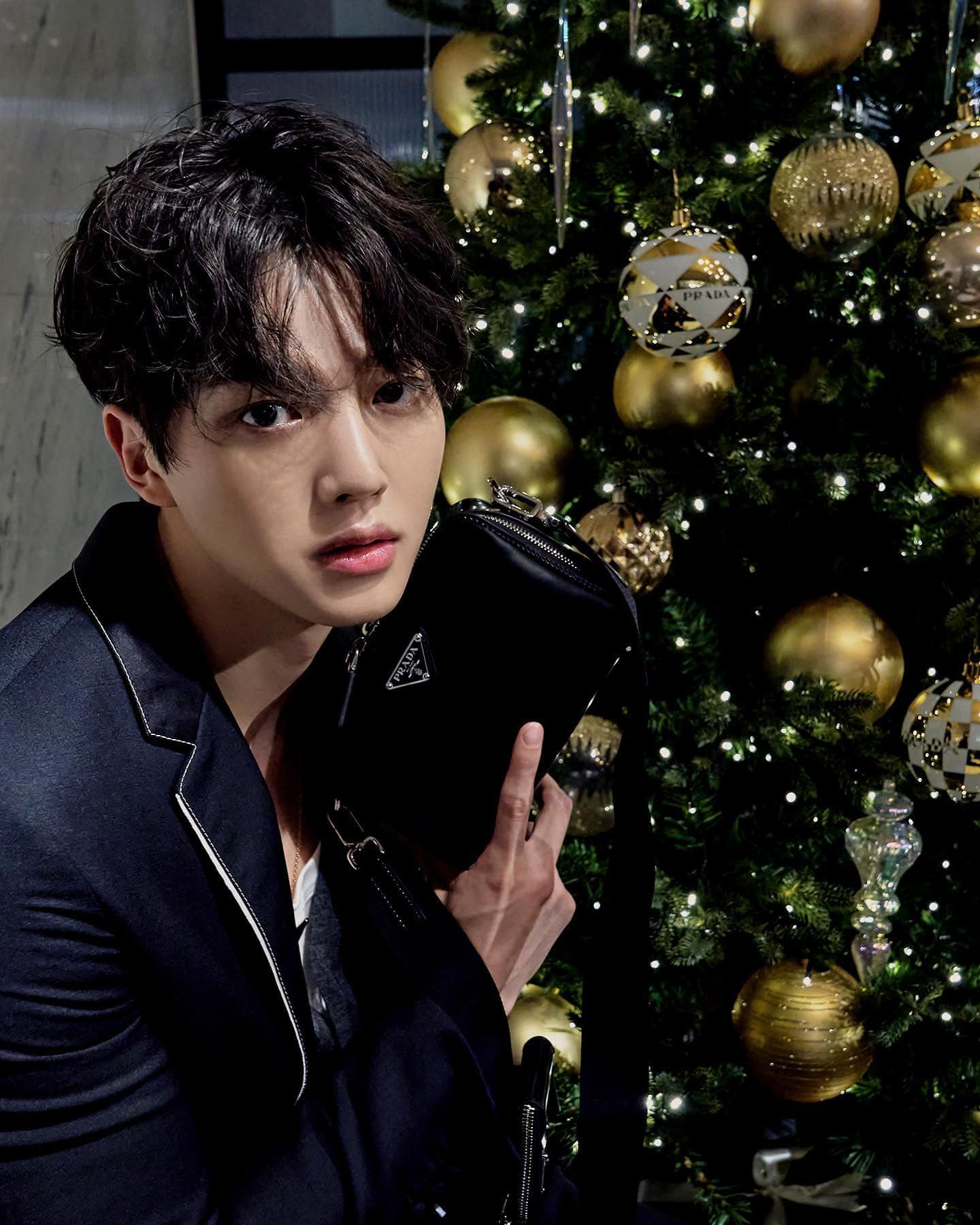 트리 앞에서 인증샷 필수지🎄📸 이미지"