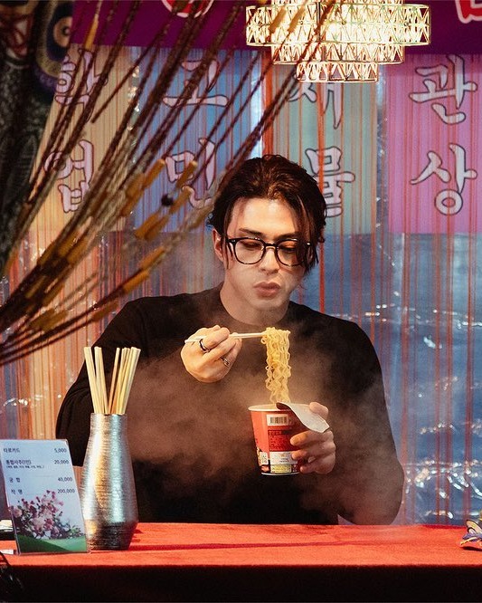김지훈 보고 장발 묶음머리했다가 여자친구한테 차임😭🤦‍♂️ 이미지