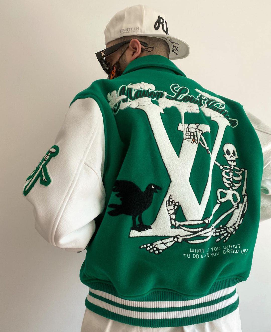 가벼워지는 옷차림에 바시티 마무리🏆 이미지"