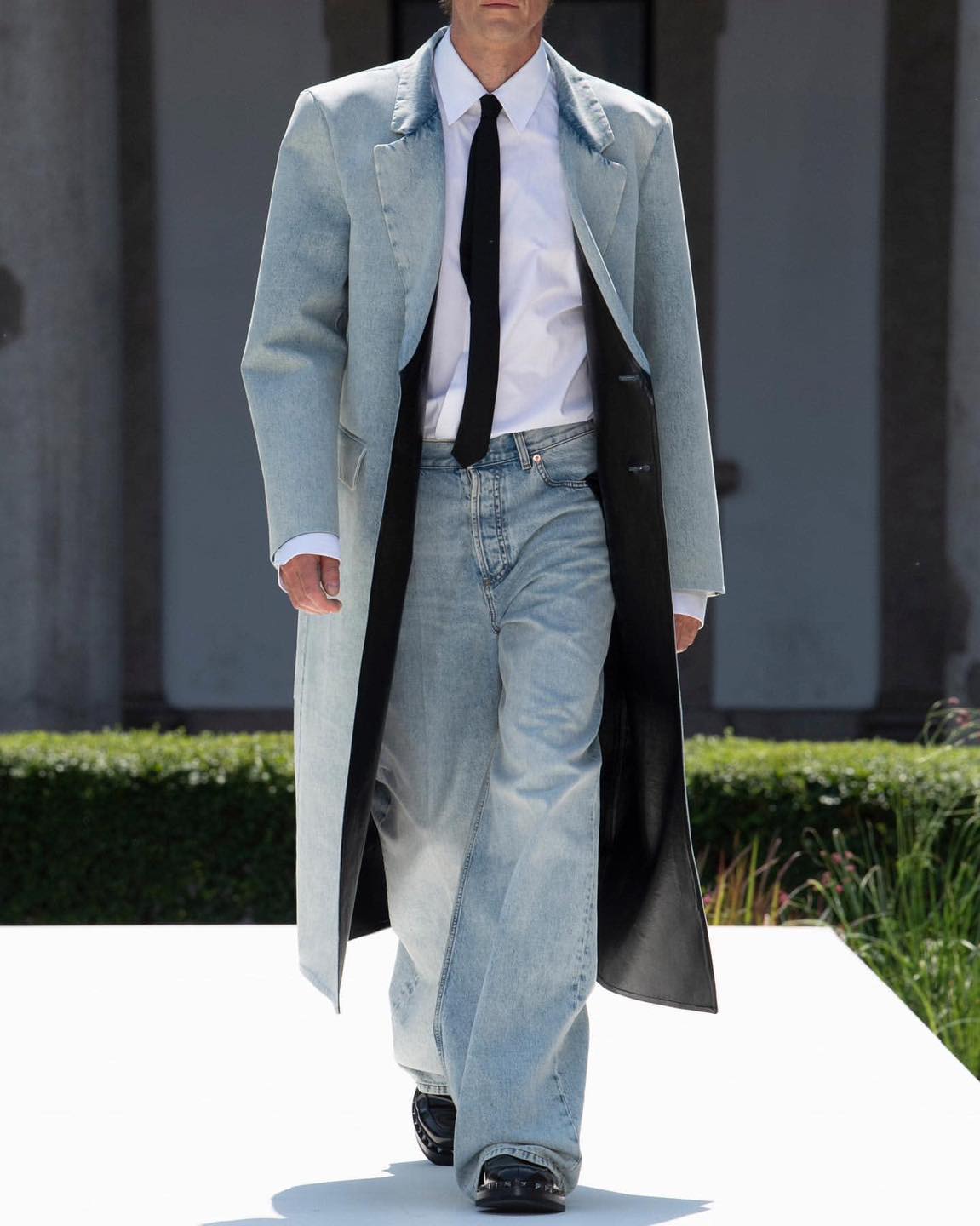 새삼 힙해진 발렌티노💐 이미지7