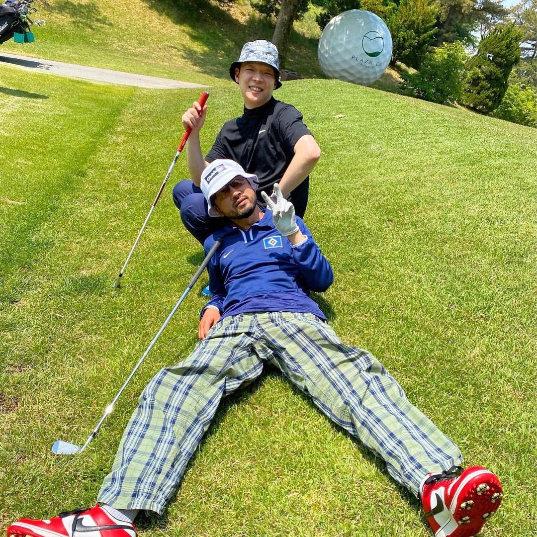 골프칠 때도 포기 못함⛳️🏌️ 이미지