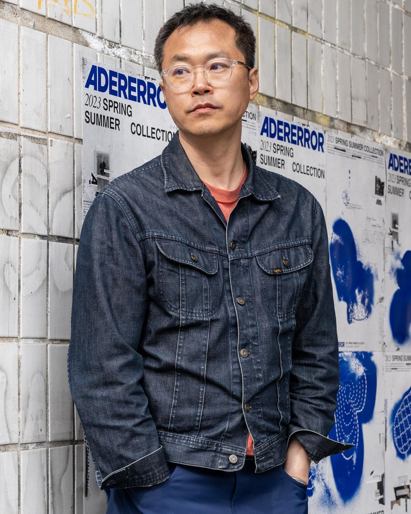 배우이자 화가, 음악가👨‍🎨🖼️진정한 종합예술인 백현진🎬

모범택시의 회장님, 무빙의 진천 등 개성 있는 연기로 호평을 받는 백현진 배우. 사실 그는 연기 이외에도 여러 분야에서 활동하는 종합예술인입니다. 화가와 설치미술가로서 여러 차례 개인전을 열기도 하고, 밴드나 솔로로 여러 앨범을 발매하기도 했죠. 실제로 과거 자우림의 ‘나는 가수다’ 무대에 초대 가수로 참여한 적도 있고, 네이버 온스테이지에서 그의 라이브 공연 영상을 볼 수도 있어요. 미적인 감각이 뛰어난 만큼 일상 패션 감각도 굉장히 주목받고 있는 백현진. 예술가들의 예술가로 불리는 그의 패션을 확인해보세요📸 이미지4