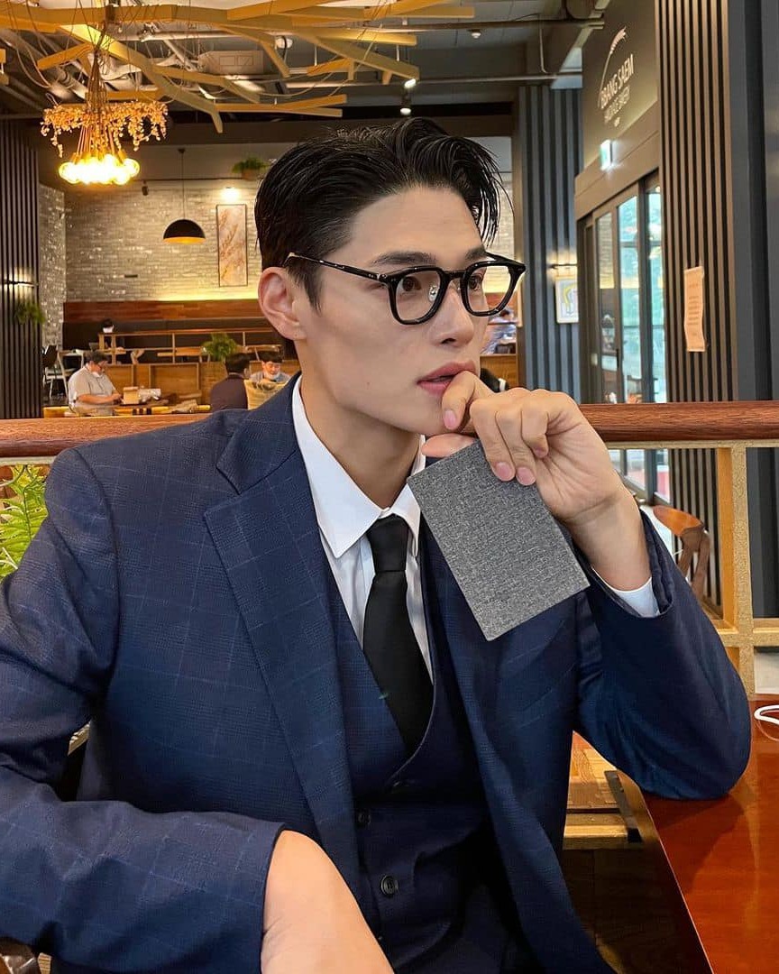 근본 조합 클래식 수트에 안경👔😎 이미지
