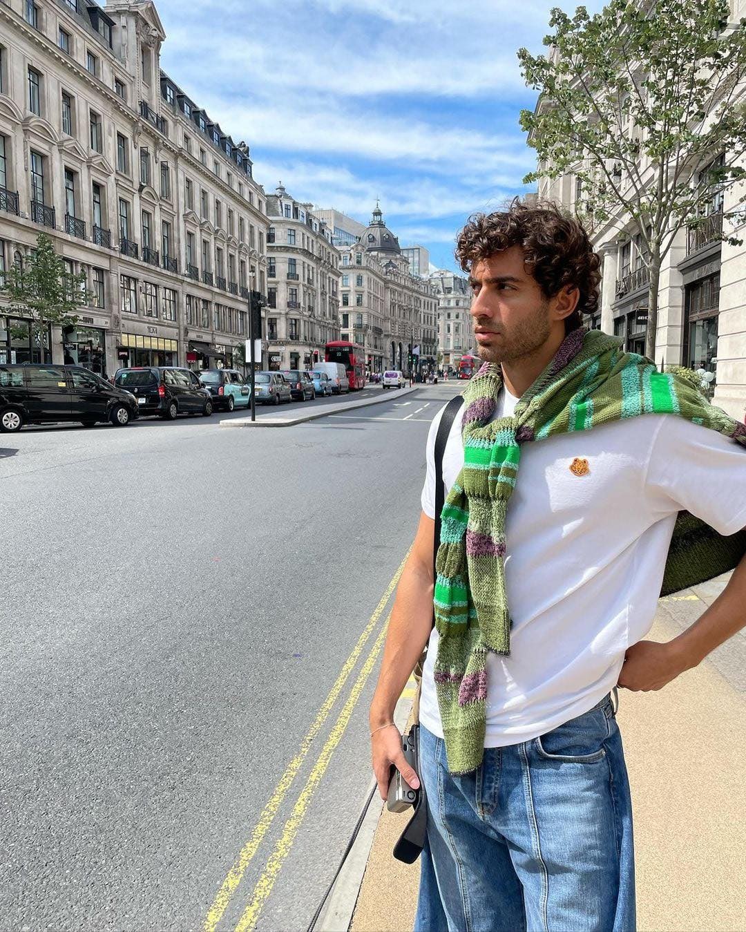 데님과 화이트는 필승조합🤝 이미지