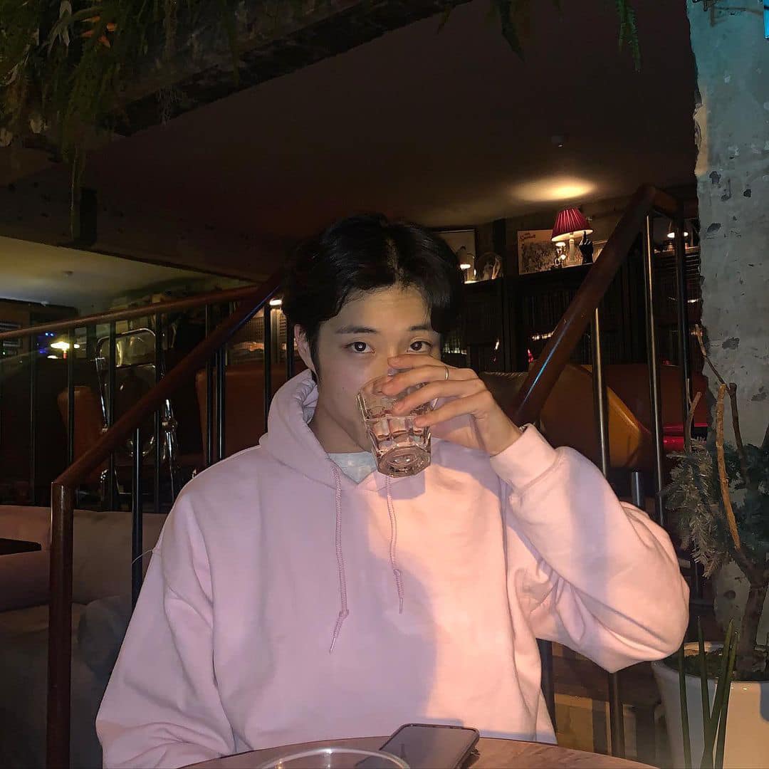 후드에 흰 티는 필수 조합🕸️ 이미지