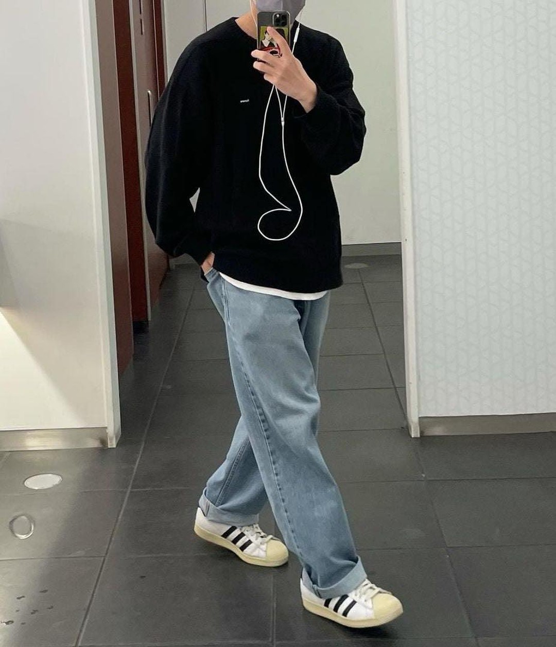 맨투맨에 티셔츠 빼꼼 잊지말기☑️ 이미지