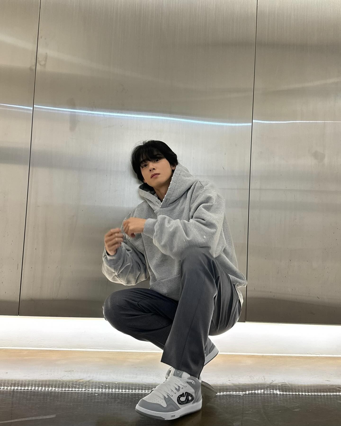 회색 후드는 아주 유명한 필수템임☕️🍩⁠ 이미지